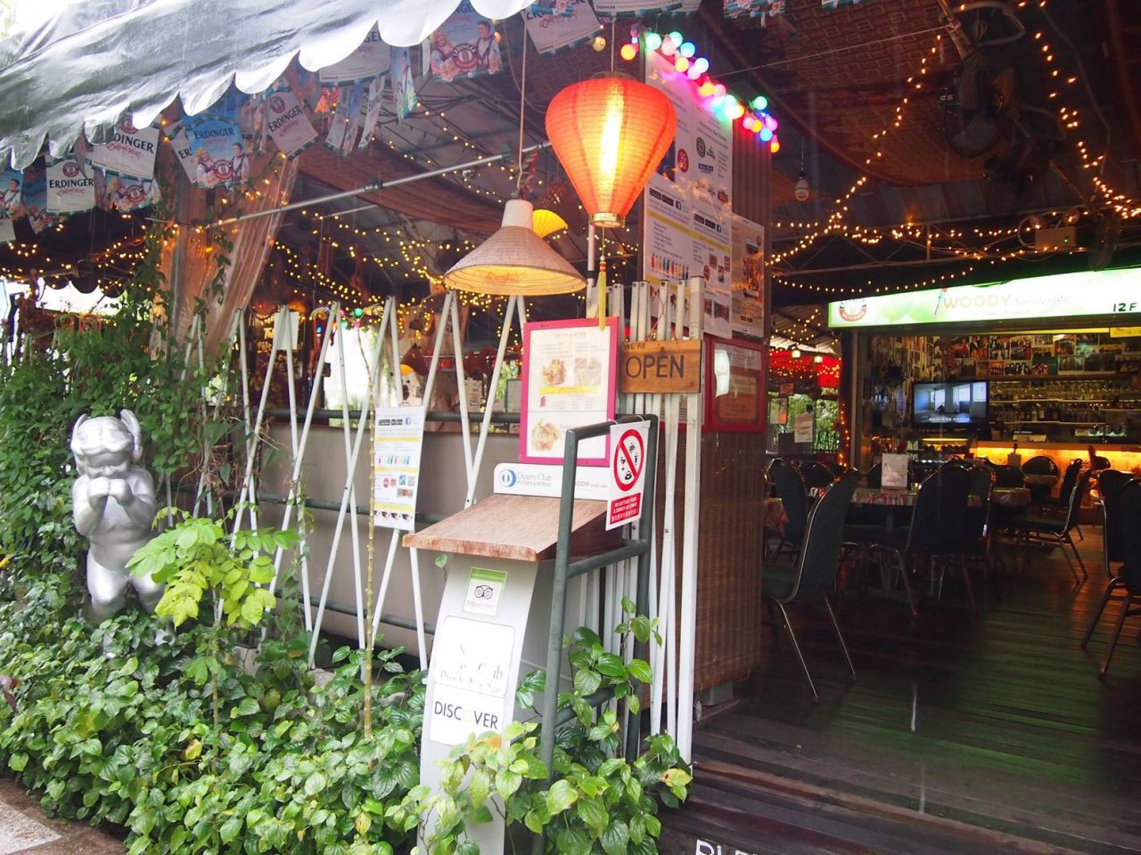 woody family cafe singapore