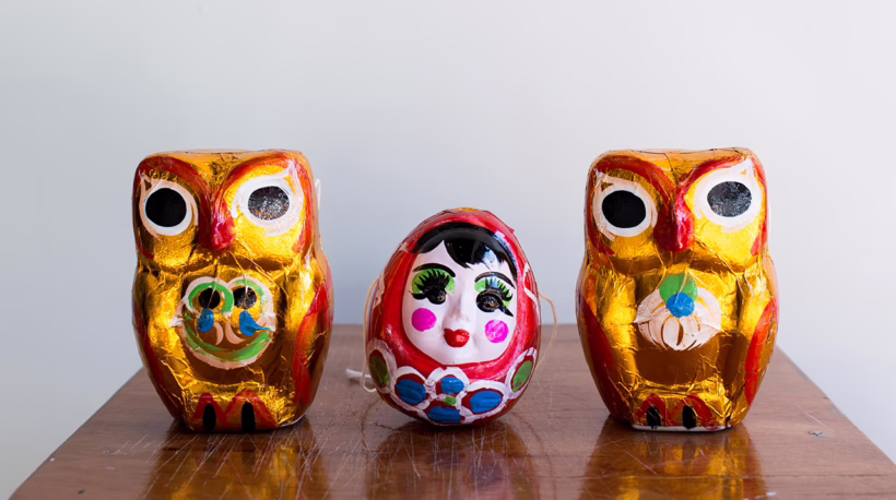 Two zee kyut (golden owls) flank a pyit taing htaung (egg-shaped face)