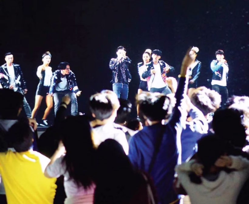 play kpop hologram arena
