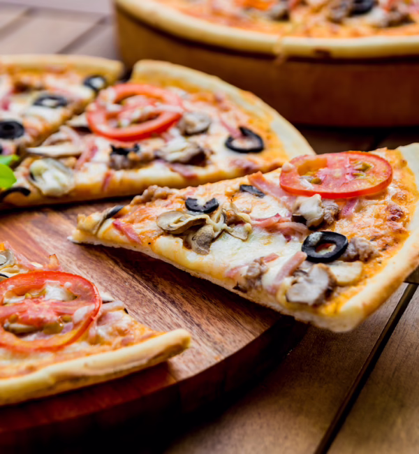 vegetarian pizza wooden plate