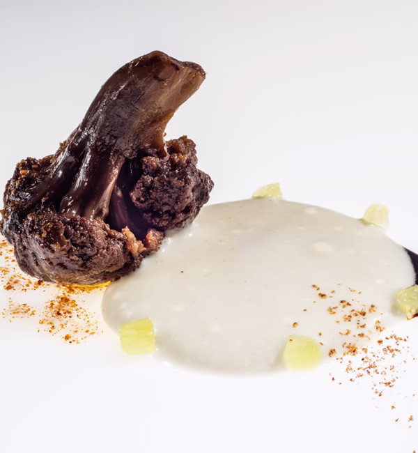 Black cauliflower with coconut and lime bechamel at Disfrutar (Photo: Francesc Guillamet)