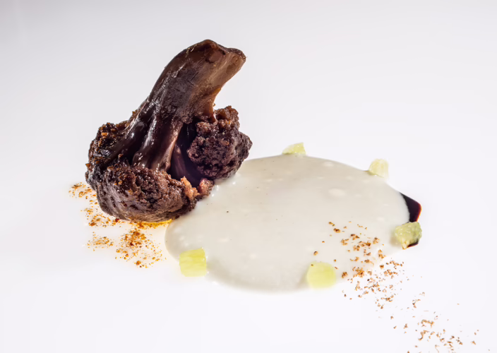 Black cauliflower with coconut and lime bechamel at Disfrutar (Photo: Francesc Guillamet)