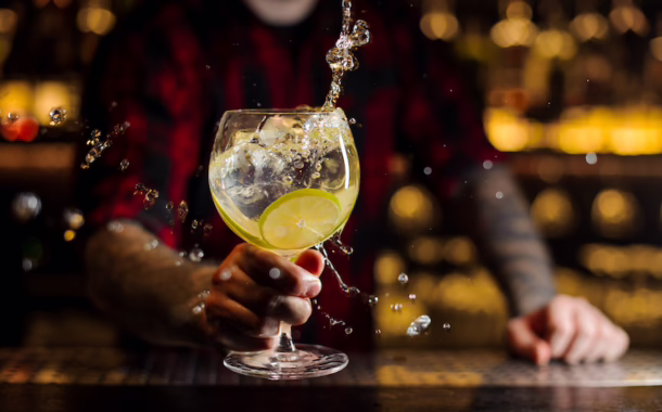 bartender cocktail gin