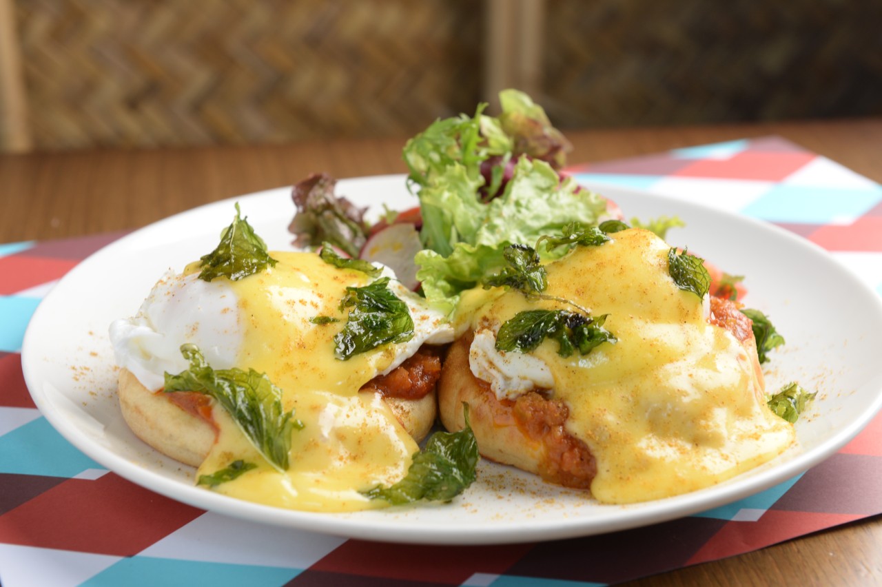 eggs benedict at logma dubai