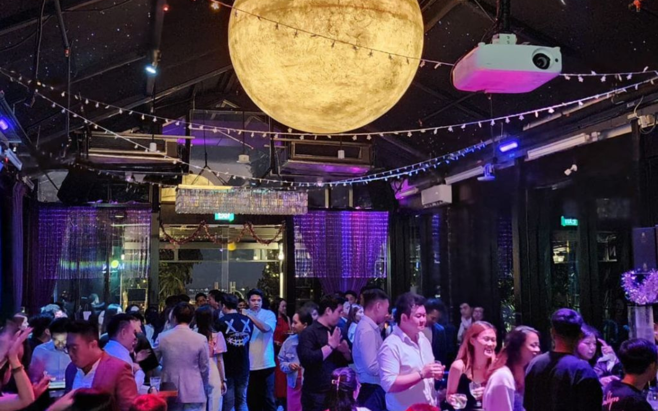 Moon rooftop bar singapore Silverkris