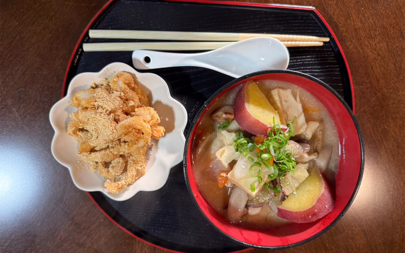 dangojiru (dumpling soup) and yaseuma (sweetened flat noodles).
