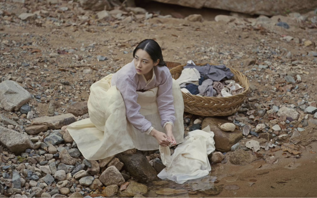 Pachinko Sunja washing clothes
