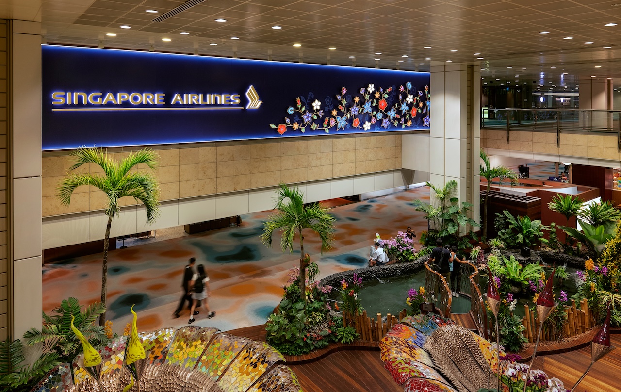 batik wall new first class silverkris lounge t2