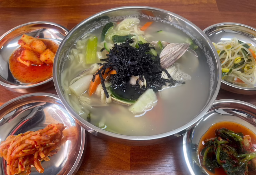 Kalguksu with clams