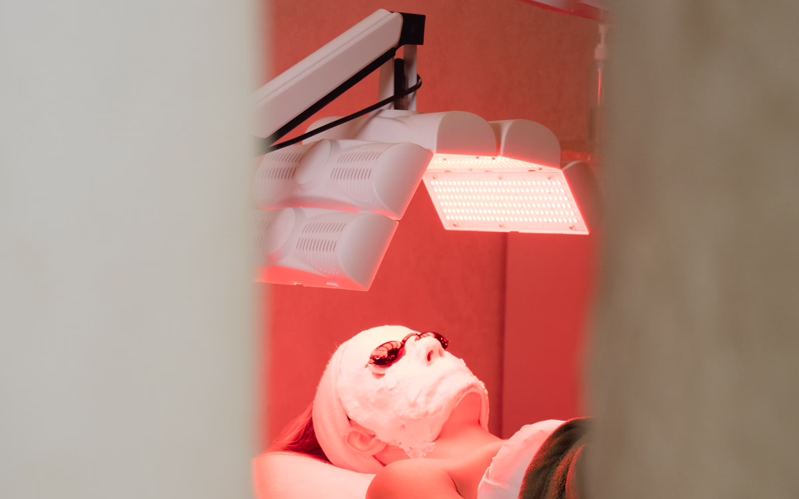 Guest receiving red light therapy at SŌMA Aesthetics & Longevity Club in Uluwatu, Bali