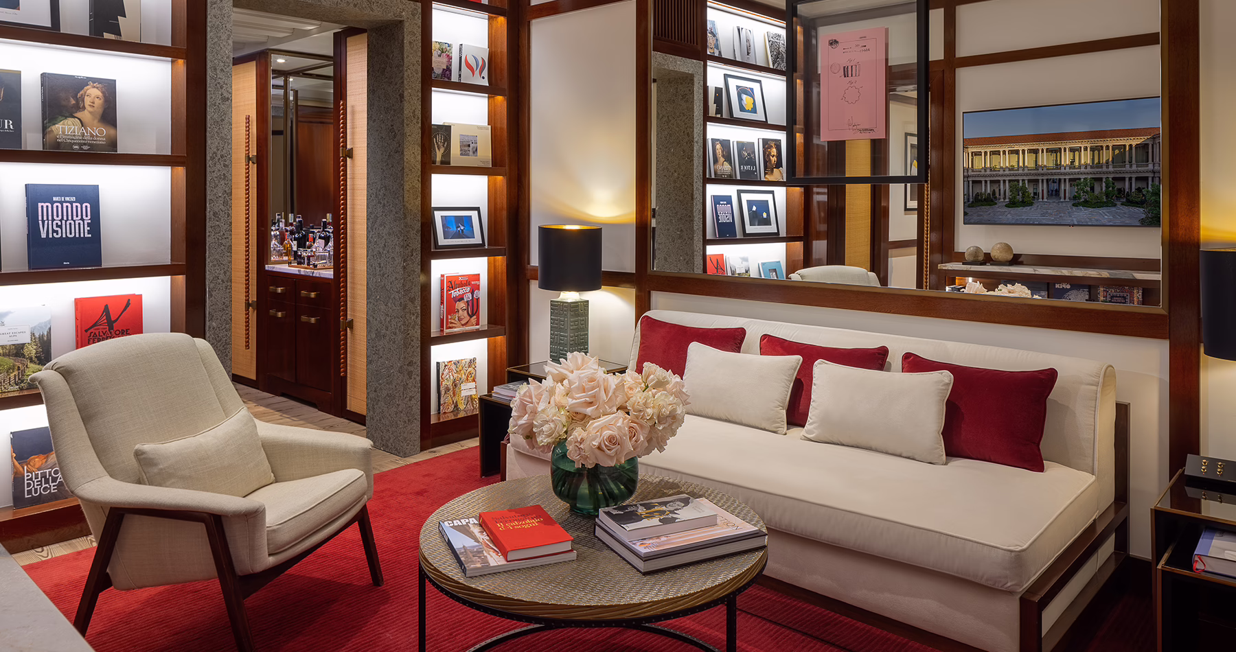 Living room of a Junior Suite at Portrait Milano