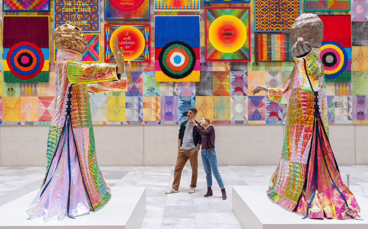 Couple viewing artworks at an exhibition at Kunsthaus Zürich