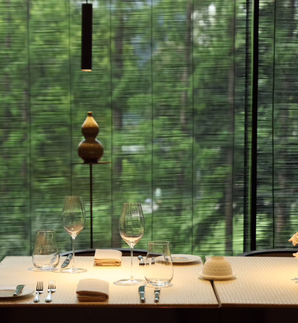 Set dining table at PHÉNIX in The PuLi Hotel and Spa, Shanghai, overlooking the leafy surroundings of Jing’an Park.