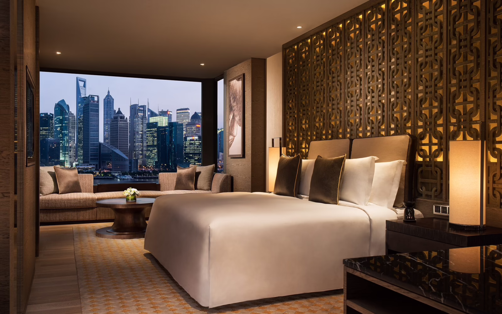 Panorama Bund Retreat room at Banyan Tree Shanghai On The Bund, featuring floor-to-ceiling windows overlooking the Huangpu River.